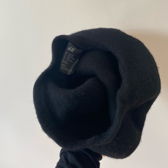 H&M Beret - Picture 2 of 2